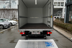 lieferwagen_und_transporter_-_iveco_daily_35_s_16h_a8_v__mit_hebebuehne_und_ahk_-_iveco_166275.jpg