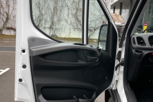 lieferwagen_und_transporter_-_iveco_daily_35_s_16h_a8_v__mit_hebebuehne_und_ahk_-_iveco_166280.jpg