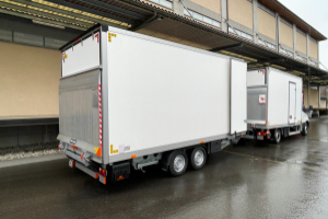 lieferwagen_und_transporter_-_iveco_daily_35_s_18h_ha8_mit_anhaengerzug_und_2x_hebebuehne_-_iveco_172550.jpg