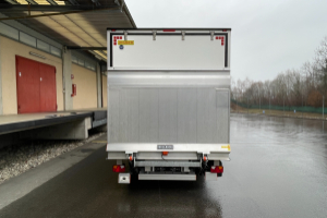 lieferwagen_und_transporter_-_iveco_daily_35_s_18h_ha8_mit_anhaengerzug_und_2x_hebebuehne_-_iveco_172551.jpg