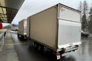 lieferwagen_und_transporter_-_iveco_daily_35_s_18h_ha8_mit_anhaengerzug_und_2x_hebebuehne_-_iveco_172552.jpg