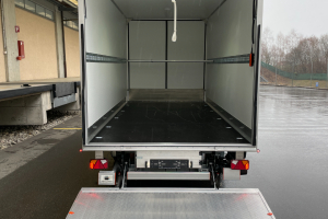 lieferwagen_und_transporter_-_iveco_daily_35_s_18h_ha8_mit_anhaengerzug_und_2x_hebebuehne_-_iveco_172557.jpg