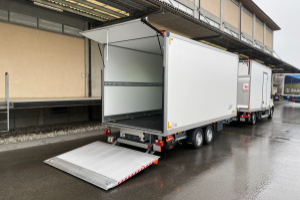 lieferwagen_und_transporter_-_iveco_daily_35_s_18h_ha8_mit_anhaengerzug_und_2x_hebebuehne_-_iveco_172558.jpg