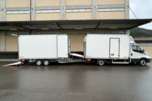 lieferwagen_und_transporter_-_iveco_daily_35_s_18h_ha8_mit_anhaengerzug_und_2x_hebebuehne_-_iveco_172559.jpg