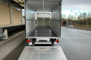 lieferwagen_und_transporter_-_iveco_daily_35_s_18h_ha8_mit_anhaengerzug_und_2x_hebebuehne_-_iveco_172561.jpg