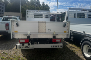 lieferwagen_und_transporter_-_m21_tt_e_1_9_dreiseitenkipper_titan_-_isuzu_302933.jpg