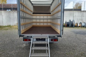 lieferwagen_und_transporter_-_master_red_edition_e-tech_35_ev_52kwh_l3_kofferaufbau_mit_fluegeltueren_und_auszugtreppe_-_renault_231246.jpg