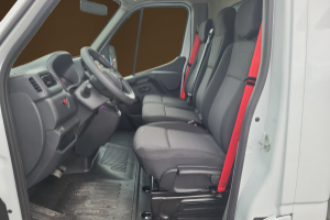lieferwagen_und_transporter_-_master_red_edition_e-tech_35_ev_52kwh_l3_kofferaufbau_mit_fluegeltueren_und_auszugtreppe_-_renault_231249.jpg
