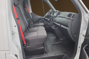 lieferwagen_und_transporter_-_master_red_edition_e-tech_35_ev_52kwh_l3_kofferaufbau_mit_fluegeltueren_und_auszugtreppe_-_renault_231251.jpg