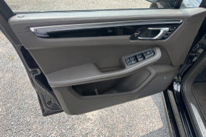 lieferwagen_und_transporter_-_porsche_macan_3_6_v6_turbo__-_others_250235.jpg