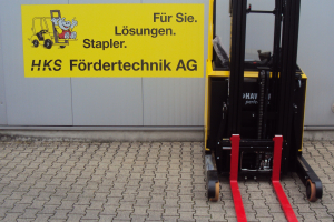 r12e-warehouse-stacker-hyster_187043.jpg