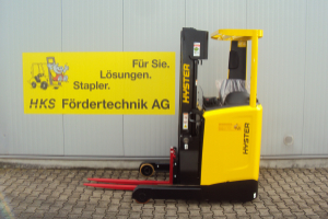 r12e-warehouse-stacker-hyster_213014.jpg