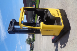 r25-warehouse-stacker-hyster_188690.jpg
