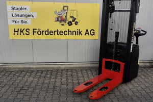 s12-il-warehouse-stacker-hyster_293558.jpg
