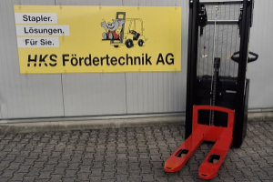 s12-warehouse-stacker-hyster_293563.jpg