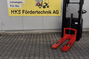 s12-warehouse-stacker-hyster_293566.jpg