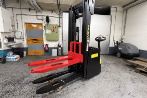 s16-il-warehouse-stacker-hyster_307658.jpg