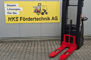 s16-warehouse-stacker-hyster_293656.jpg