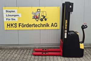 s16-warehouse-stacker-hyster_293657.jpg