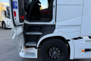 sattelzugmaschine_-_fh-500_standklima_xxl_4x2_-_volvo_257469.jpg